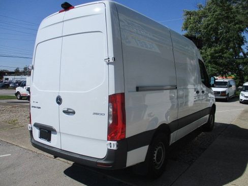 Used 2025 Mercedes-Benz Sprinter 2500 image 4