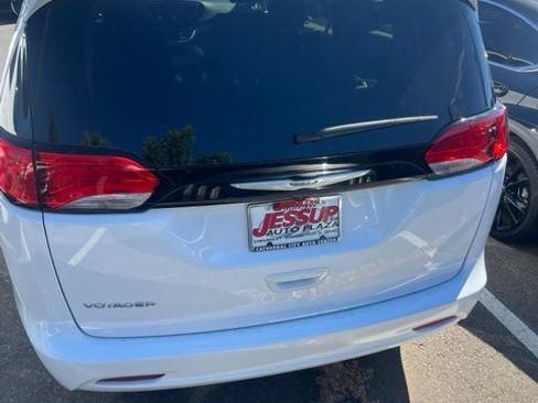 Used 2024 Chrysler Voyager LX FWD image 9