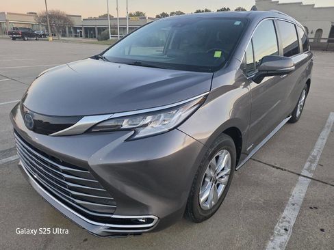Used 2021 Toyota Sienna Limited image 4