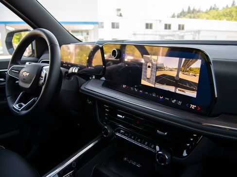 New 2025 Chevrolet Suburban Premier AWD/4WD image 18