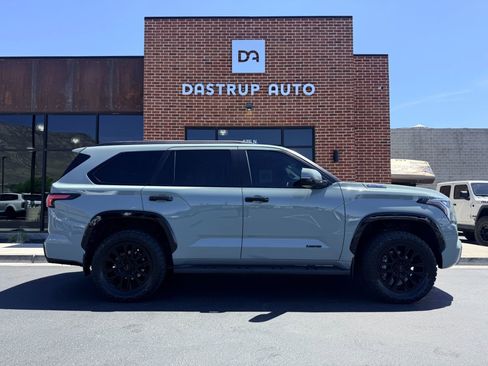 Used 2024 Toyota Sequoia Limited w/ Tow Technology Package AWD/4WD image 9