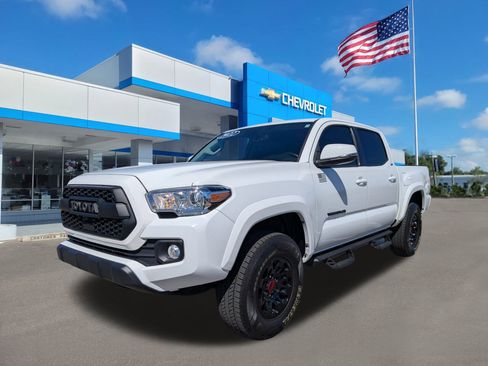 Used 2022 Toyota Tacoma SR5 w/ Technology Package image 8