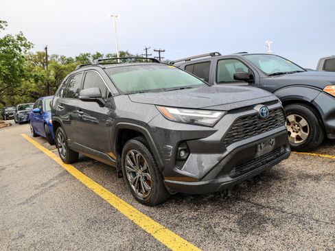 Used 2022 Toyota RAV4 XLE Premium AWD/4WD image 6