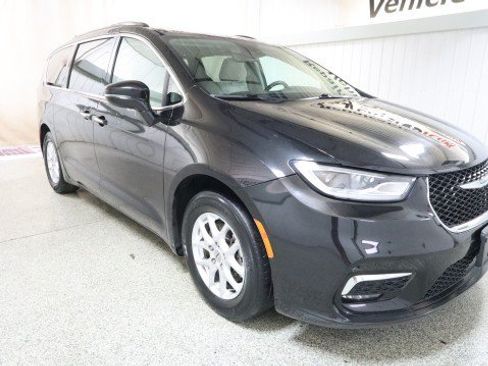 Used 2021 Chrysler Pacifica Touring-L FWD image 5