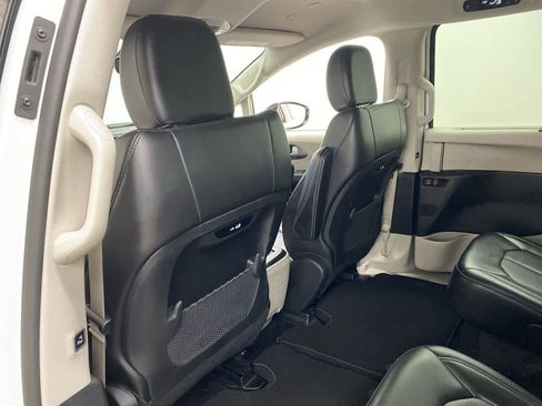 Used 2024 Chrysler Pacifica Touring-L image 15