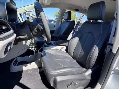 Used 2023 Chrysler Pacifica Touring-L FWD image 15