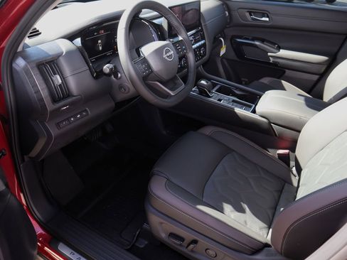 New 2026 Nissan Pathfinder Platinum image 14