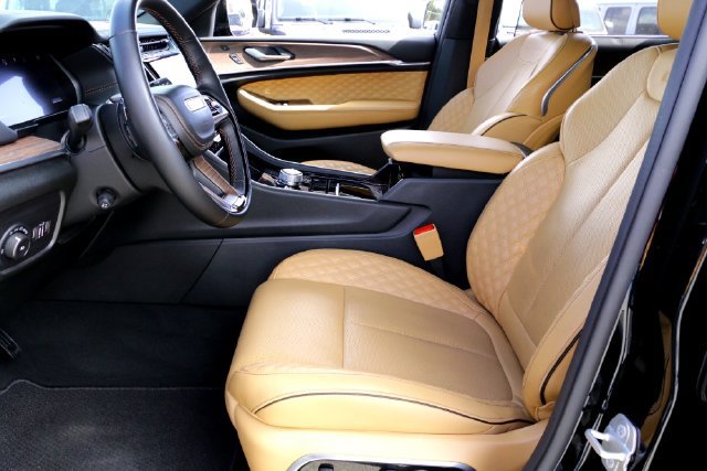 Used 2024 Jeep Grand Cherokee L Summit w/ Luxury Tech Group V AWD/4WD image 10