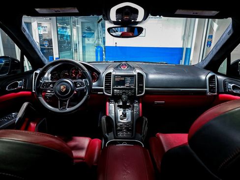 Used 2015 Porsche Cayenne Turbo image 3