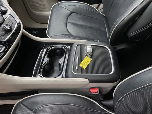 Used 2023 Chrysler Pacifica Limited FWD image 23