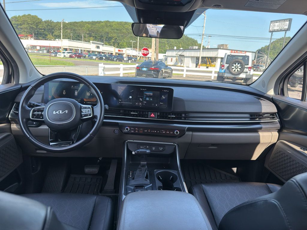 Used 2025 Kia Carnival FWD image 16