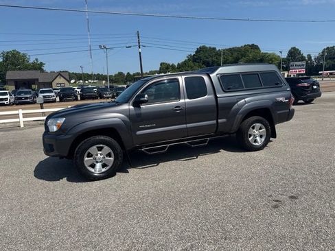 Used 2013 Toyota Tacoma 4x4 Access Cab V6 w/ TRD Sport Pkg image 3