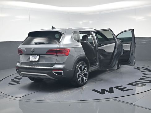 Used 2022 Volkswagen Taos SEL w/ Panoramic Sunroof Package AWD/4WD image 25