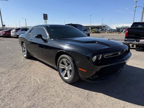 Used 2019 Dodge Challenger SXT image 4