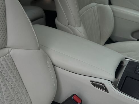 Used 2023 Lexus LS 500h AWD w/ Luxury Package image 38