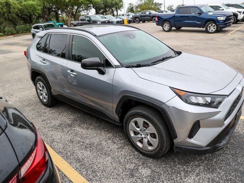 Used 2019 Toyota RAV4 LE FWD image 7