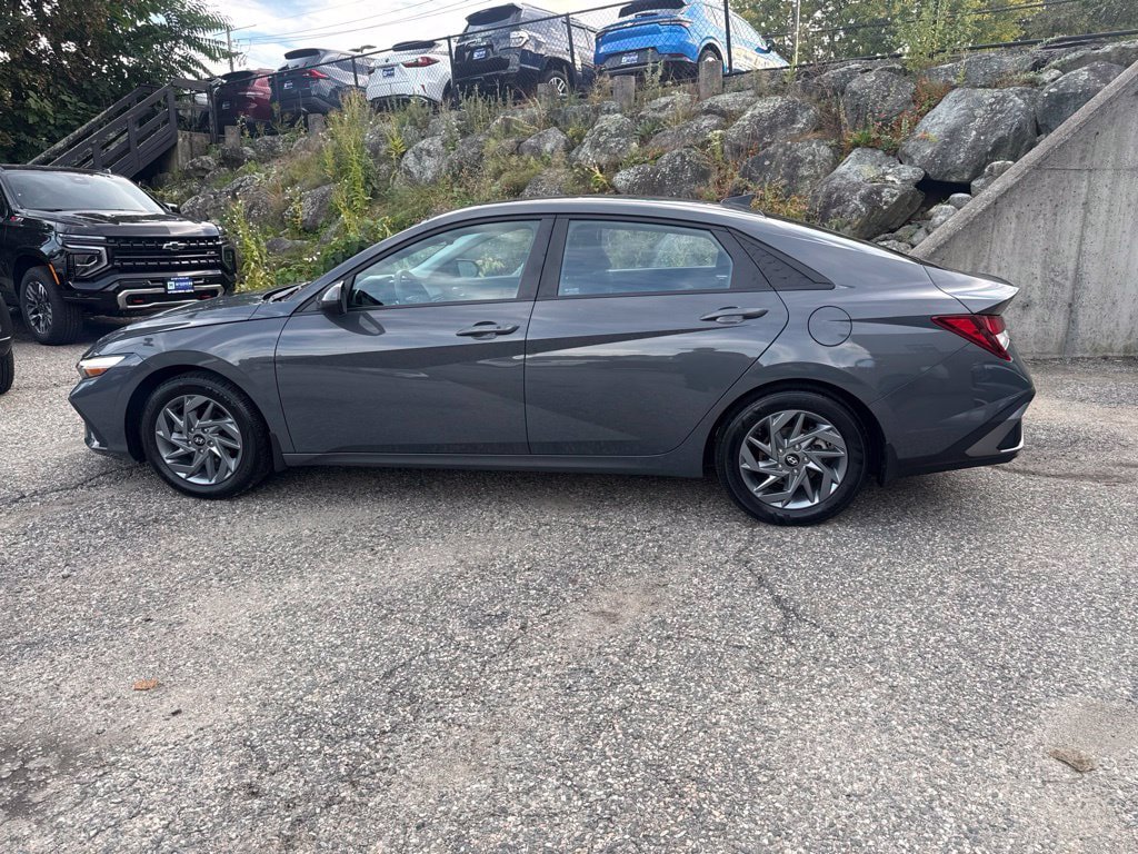 Used 2024 Hyundai Elantra SEL FWD image 3