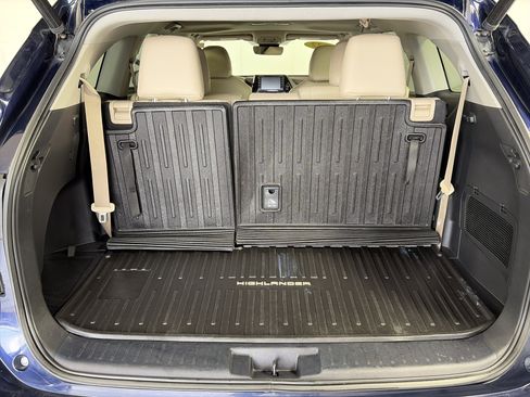 Used 2022 Toyota Highlander XLE AWD/4WD image 15