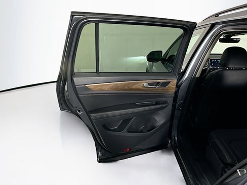 Used 2025 Volkswagen Atlas SE image 24