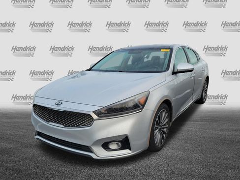 Used 2017 Kia Cadenza Premium w/ Luxury Package FWD image 4