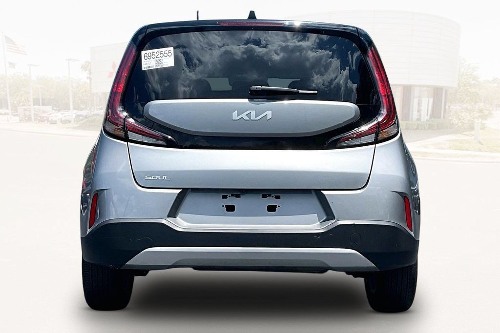 Used 2025 Kia Soul LX w/ LX Technology Package FWD image 5