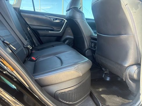 Used 2021 Toyota RAV4 XLE Premium image 12