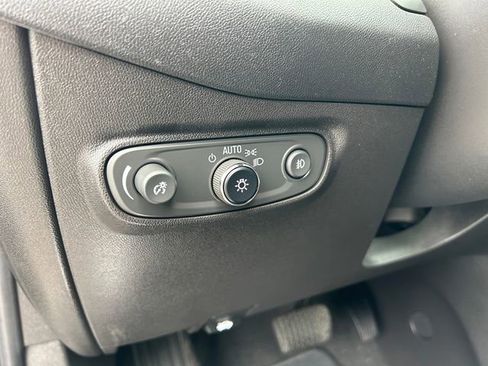 Used 2023 Chevrolet Equinox Premier image 19