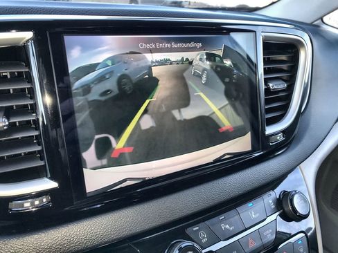 Used 2024 Chrysler Pacifica Touring-L image 17