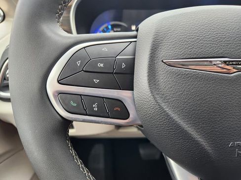 Used 2023 Chrysler Pacifica Limited FWD image 30