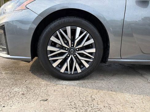 Used 2024 Nissan Altima 2.5 SV FWD image 11
