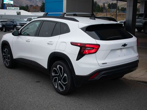 Used 2025 Chevrolet Trax RS image 3