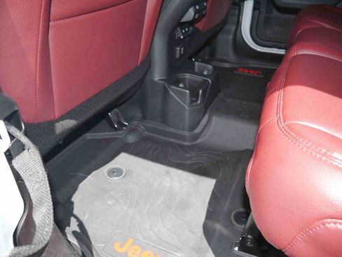 Used 2023 Jeep Wrangler Unlimited Sahara AWD/4WD image 16