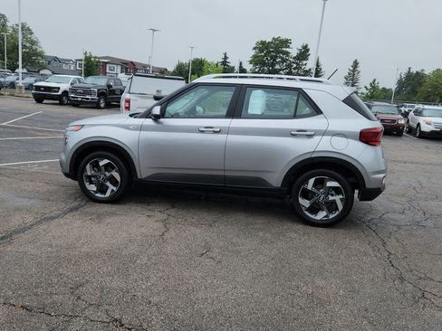 Used 2024 Hyundai Venue SEL FWD image 5