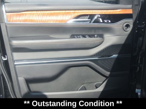 Used 2023 Jeep Grand Wagoneer Series III AWD/4WD image 31