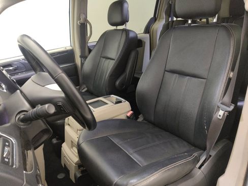Used 2016 Chrysler Town & Country Touring image 17
