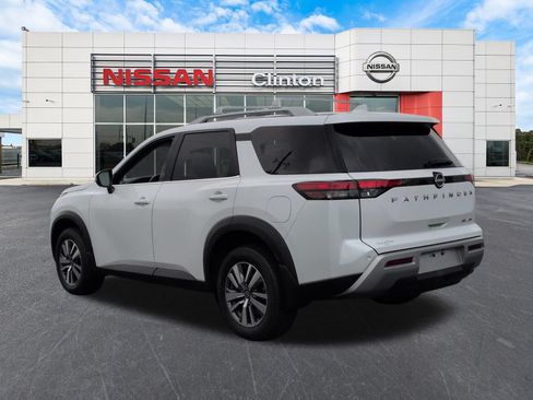 Used 2025 Nissan Pathfinder SL AWD/4WD image 5