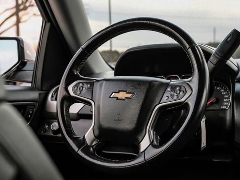 Used 2018 Chevrolet Suburban LT image 15