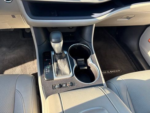 Used 2015 Toyota Highlander Limited FWD image 16