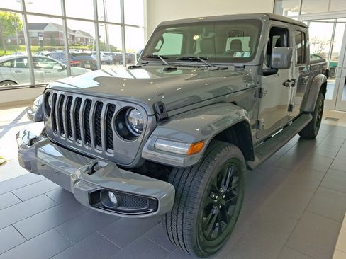 Used 2023 Jeep Gladiator Overland AWD/4WD image 3