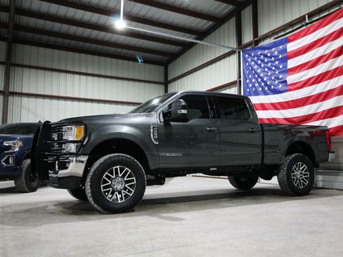Used 2017 Ford F250 Lariat w/ Lariat Value Package AWD/4WD image 4