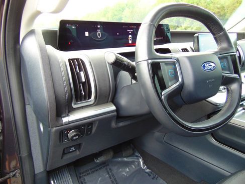 Used 2025 Ford Expedition Platinum w/ Driver's Package AWD/4WD image 21