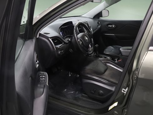 Used 2019 Jeep Cherokee Latitude Plus w/ Cold Weather Group AWD/4WD image 7