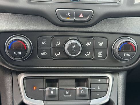 Used 2022 GMC Terrain SLE w/ Driver Convenience Package FWD image 29