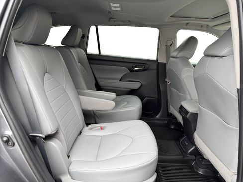 Used 2021 Toyota Highlander XLE AWD/4WD image 20