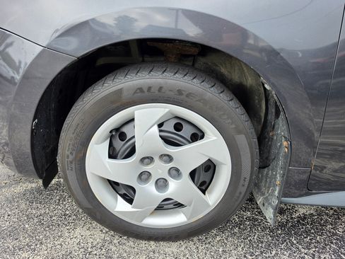 Used 2009 Pontiac Vibe w/ Preferred Package FWD image 14