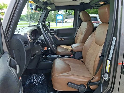 Used 2016 Jeep Wrangler Unlimited Sahara AWD/4WD image 13