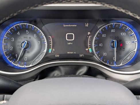 Used 2023 Chrysler Pacifica Touring-L FWD image 23