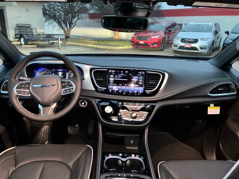 New 2026 Chrysler Pacifica Limited w/ Trailer Tow Group image 13