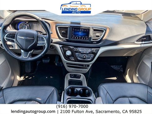 Used 2018 Chrysler Pacifica Touring-L FWD image 11