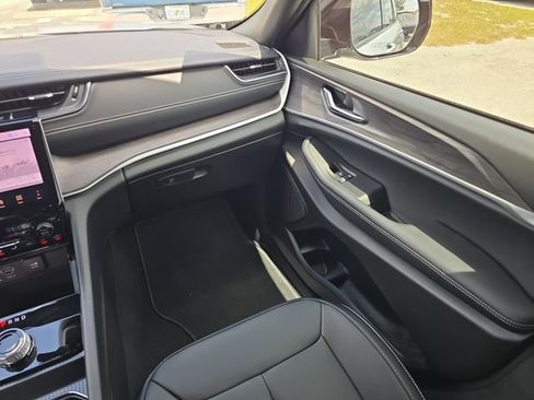 Used 2025 Jeep Grand Cherokee Limited w/ Black Appearance Package image 12
